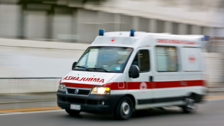 Ambulanza-777x437 Violento incidente al bivio per Mogoro, un morto e un ferito grave