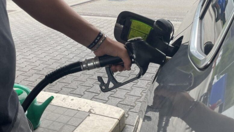 Benzina-777x437 Aumenti della benzina in provincia di Oristano, i prezzi alla pompa