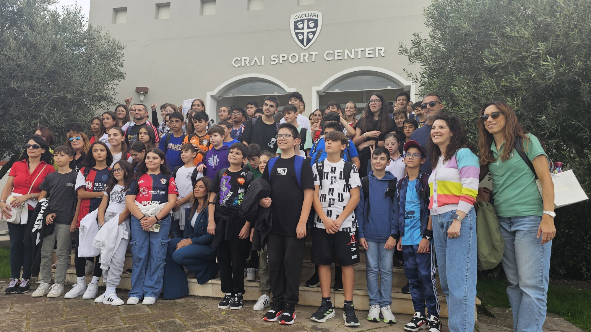 Gli studenti davanti al Crai sport center