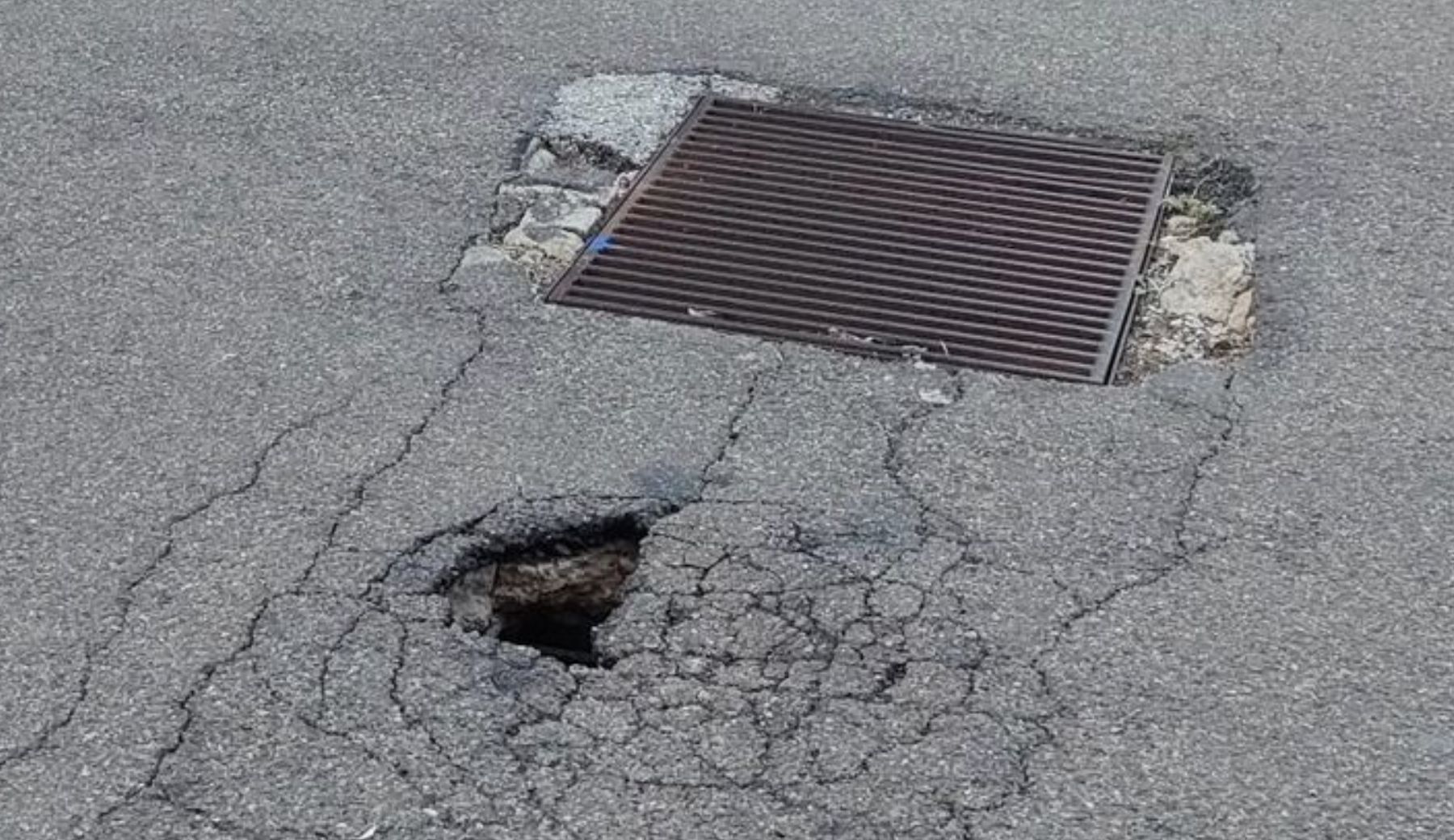 Marrubiu, cede l'asfalto in via Toscana