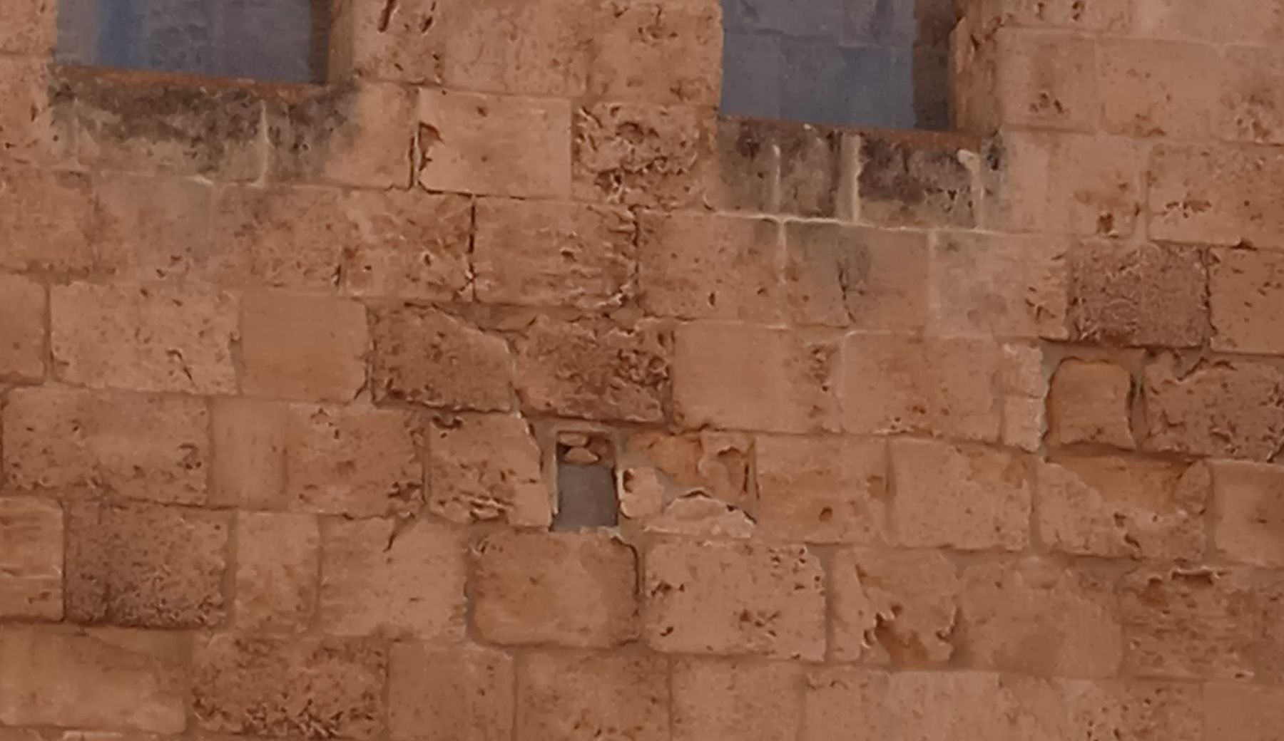 Allarme a Oristano, rischio caduta sassi da Torre Mariano II