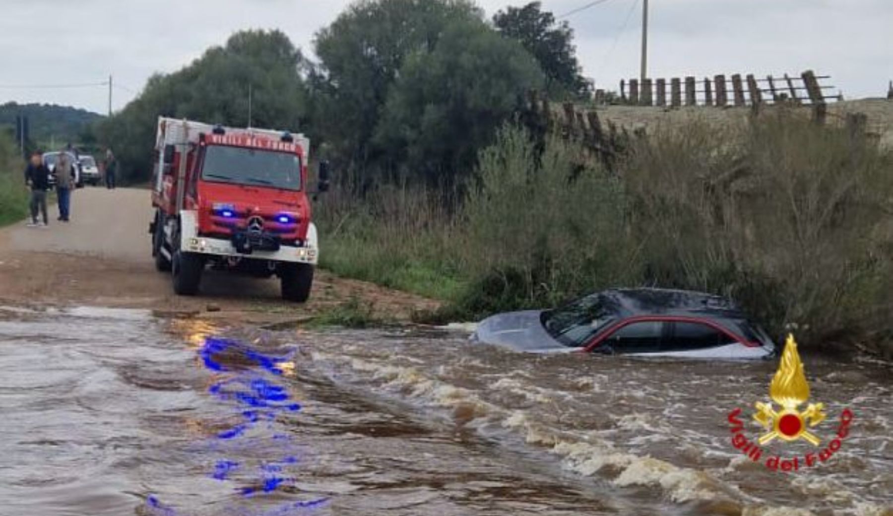 Auto trascinata dal fiume, miracolosamente illesi i passeggeri