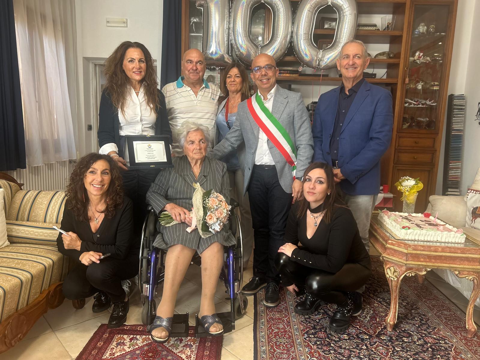 La centenaria Anna Elia con i familiari, il sindaco di Oristano Massimiliano Sanna e il vice sindaco Maria Bonaria Zedda