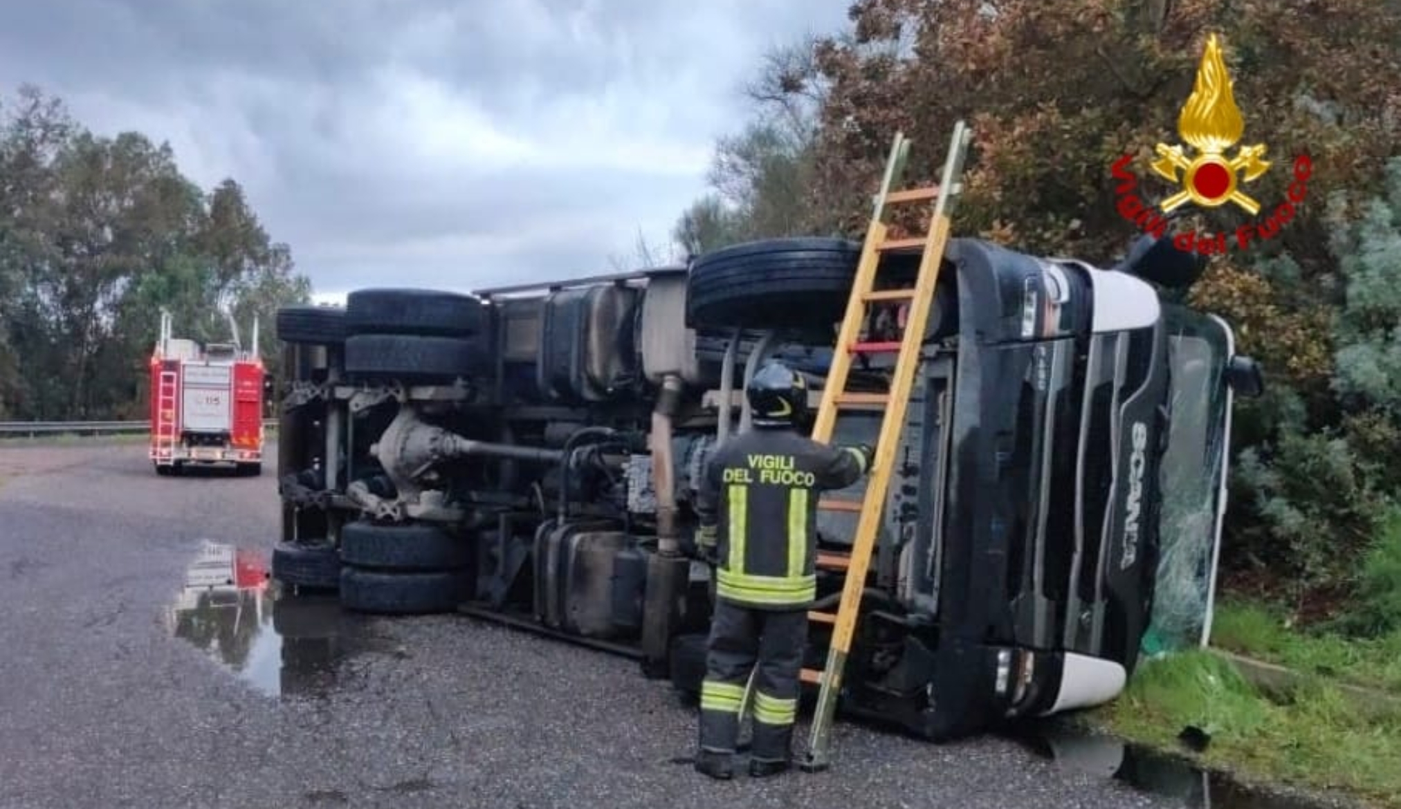 Incidente ad Arborea, camion si rovescia sulla strada statale 131