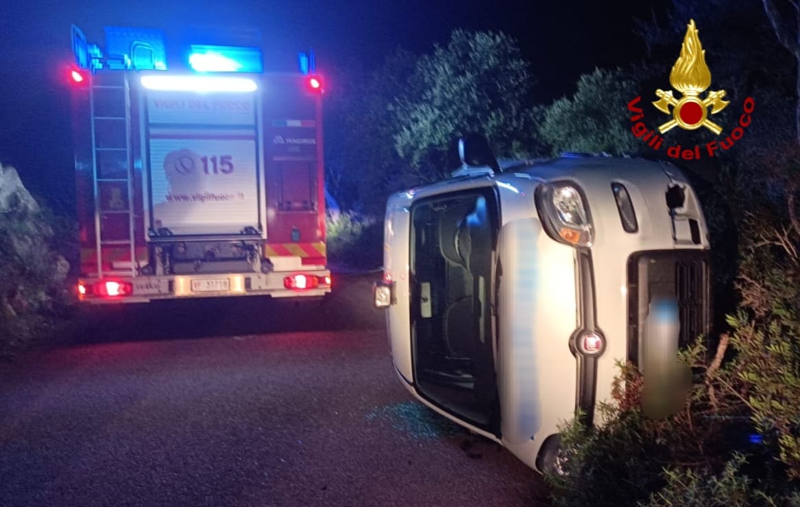 Perde il controllo dell'auto e si ribalta, un ferito