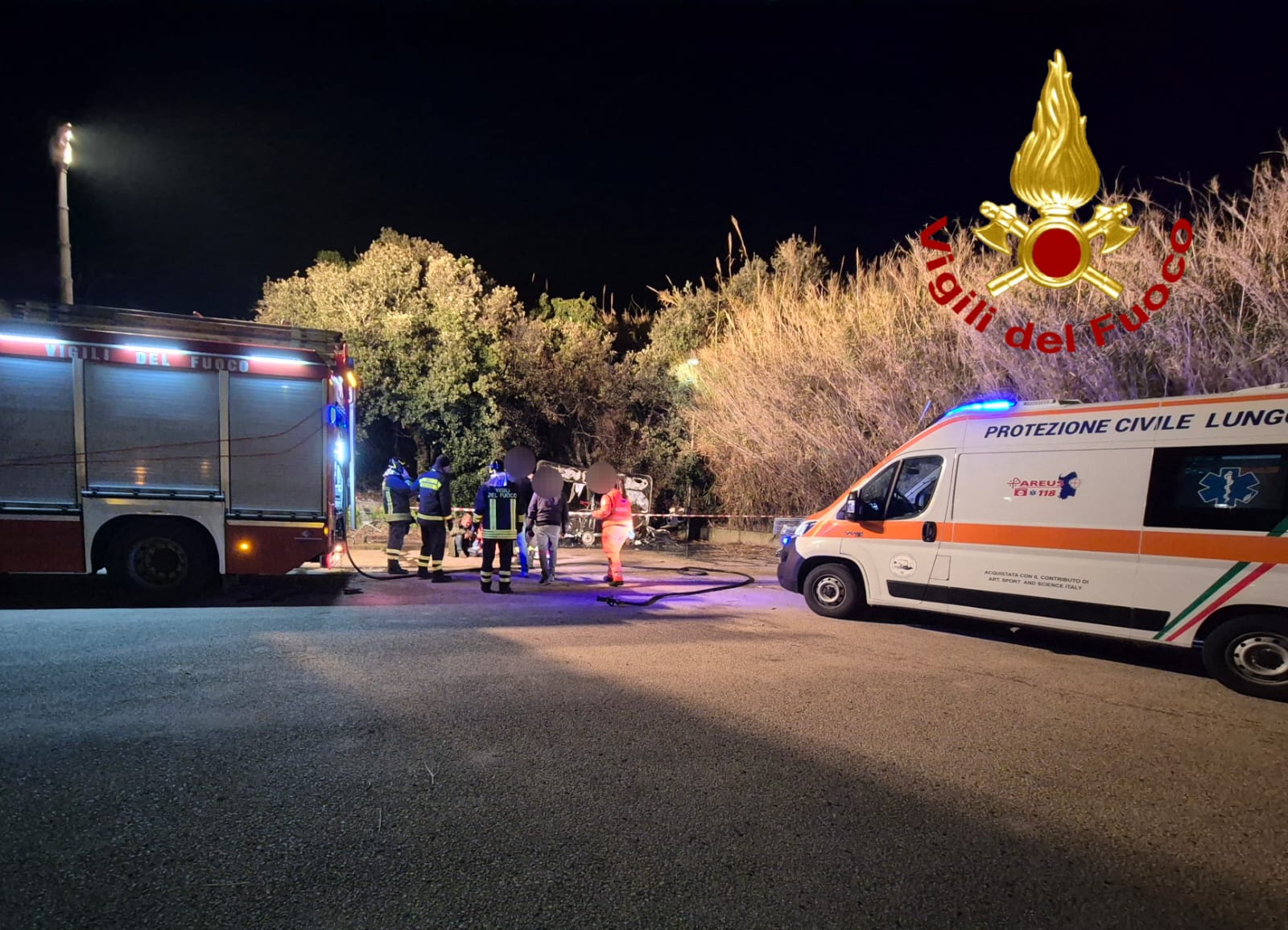 Roulotte in fiamme a Santa Teresa Gallura, i vigili del fuoco evitano il peggio