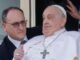 Papa Francesco si affaccia dall'ospedale di Roma