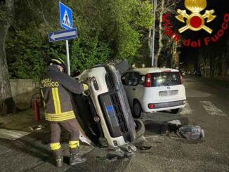 Scontro tra due auto a Nuoro, una si ribalta e restano feriti i conducenti