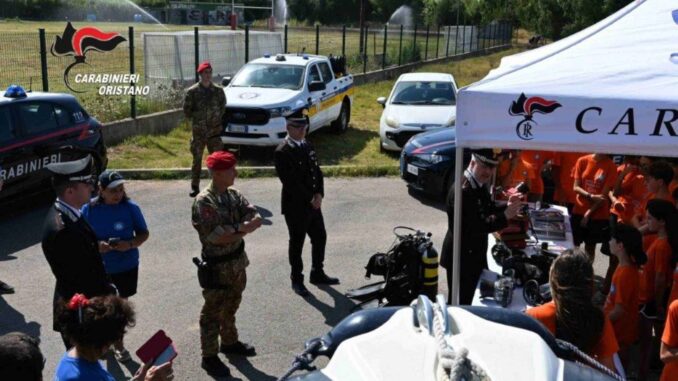 I carabinieri incontrano i ragazzi al campo scuola di Oristano