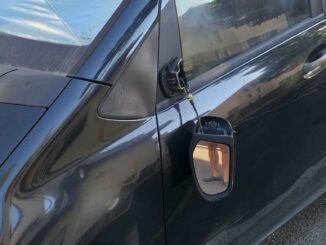 Auto danneggiata a Oristano, biglietto di scuse con numero falso