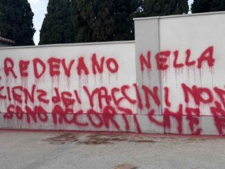 Scritte no vax al cimitero di Oristano