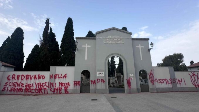 Scritte no vax sul muro del cimitero di Oristano Scritte no vax sul muro del cimitero di Oristano