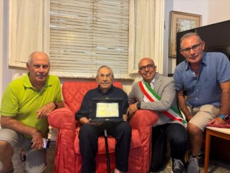 Ulderico Pibi con i figli Francesco e Pierluigi e con il sindaco di Oristano Massimiliano Sanna