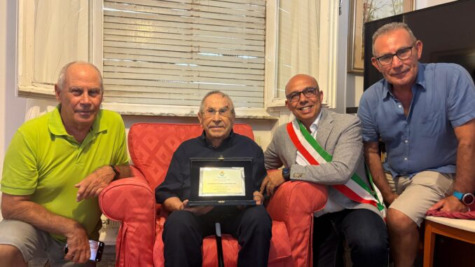 Ulderico Pibi con i figli Francesco e Pierluigi e con il sindaco di Oristano Massimiliano Sanna