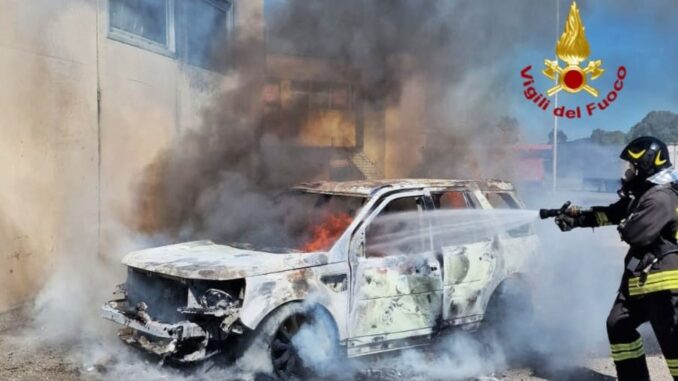 Incendio distrugge un'auto a Tramatza, scatta l'allarme