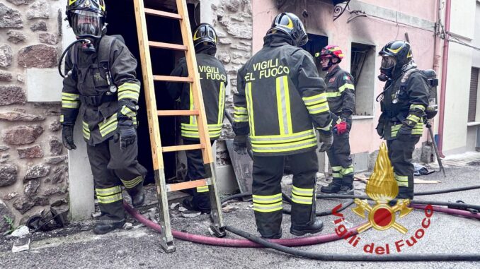 Incendio a Bonarcado, casa in fiamme i danni sono ingenti Incendio a Bonarcado, casa in fiamme i danni sono ingenti