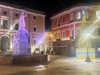 L'albero di Natale in piazza Eleonora a Oristano 2024