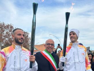 La fiaccola olimpica scalda Oristano, tra applausi ed entusiasmo