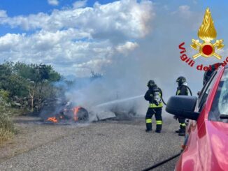 Fiamme sulla strada per Sedilo, l'incendio distrugge un'auto