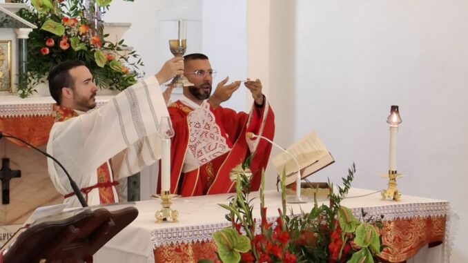 Don Alejandro Garcia Quintero e don Diego Tendas celebrano Messa per San Giacomo a Nuraxinieddu - Oristano
