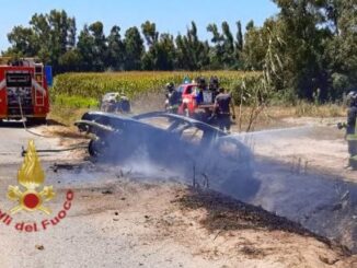 Incidente ad Arborea, auto prende fuoco dopo lo schianto