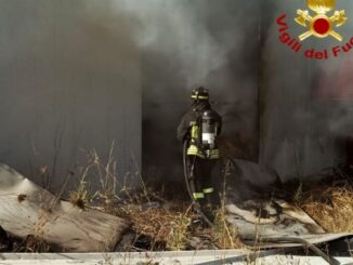 Incendio a Oristano, paura per un capannone industriale