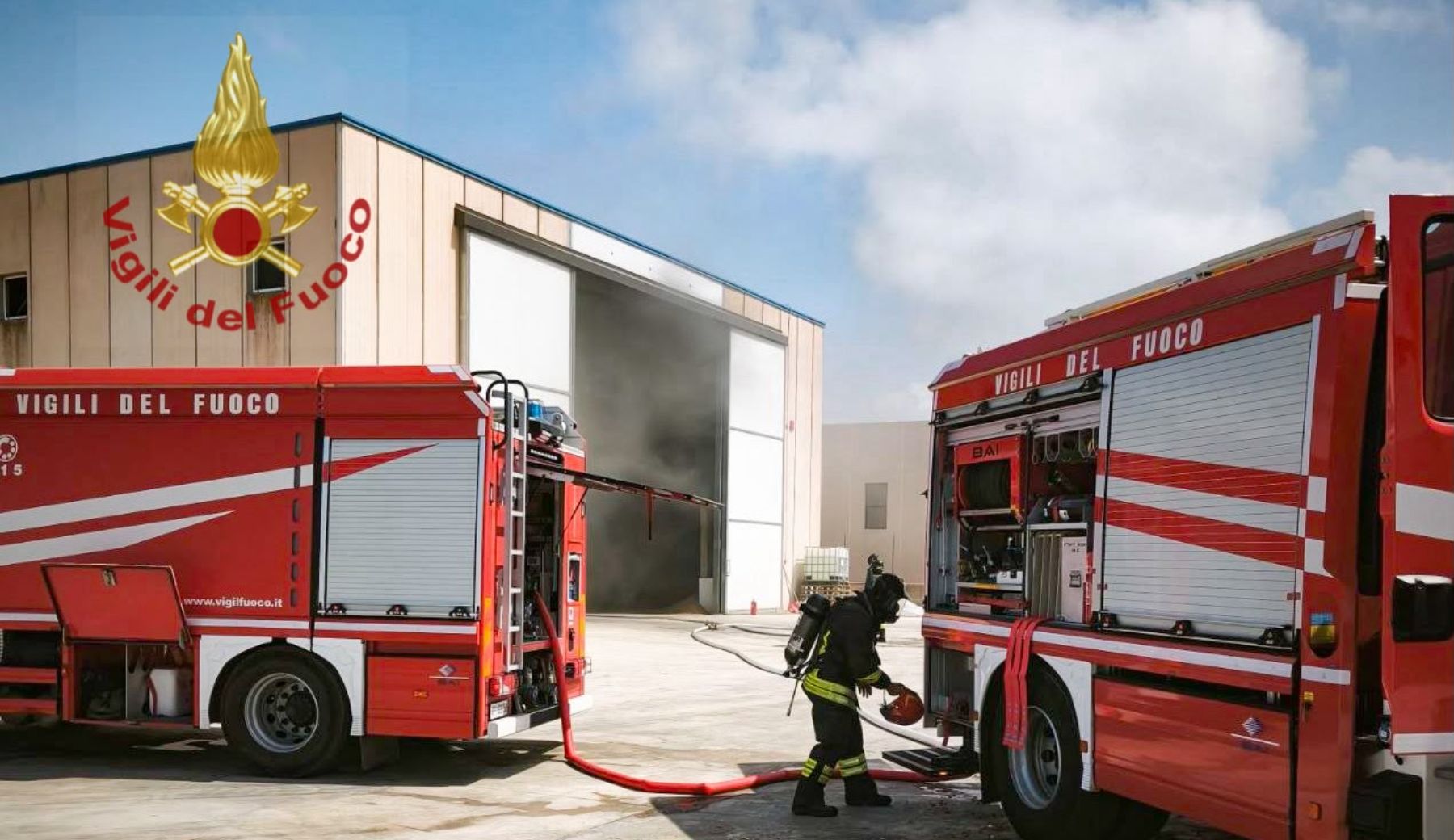 Paura a Santa Giusta, incendio in un capannone industriale
